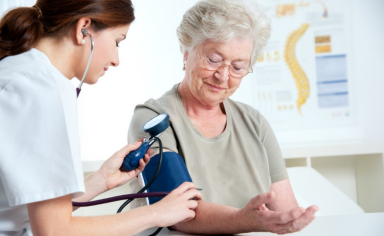 老人很难“挣脱”高血压？平时做好3件事，尽量远离高血压